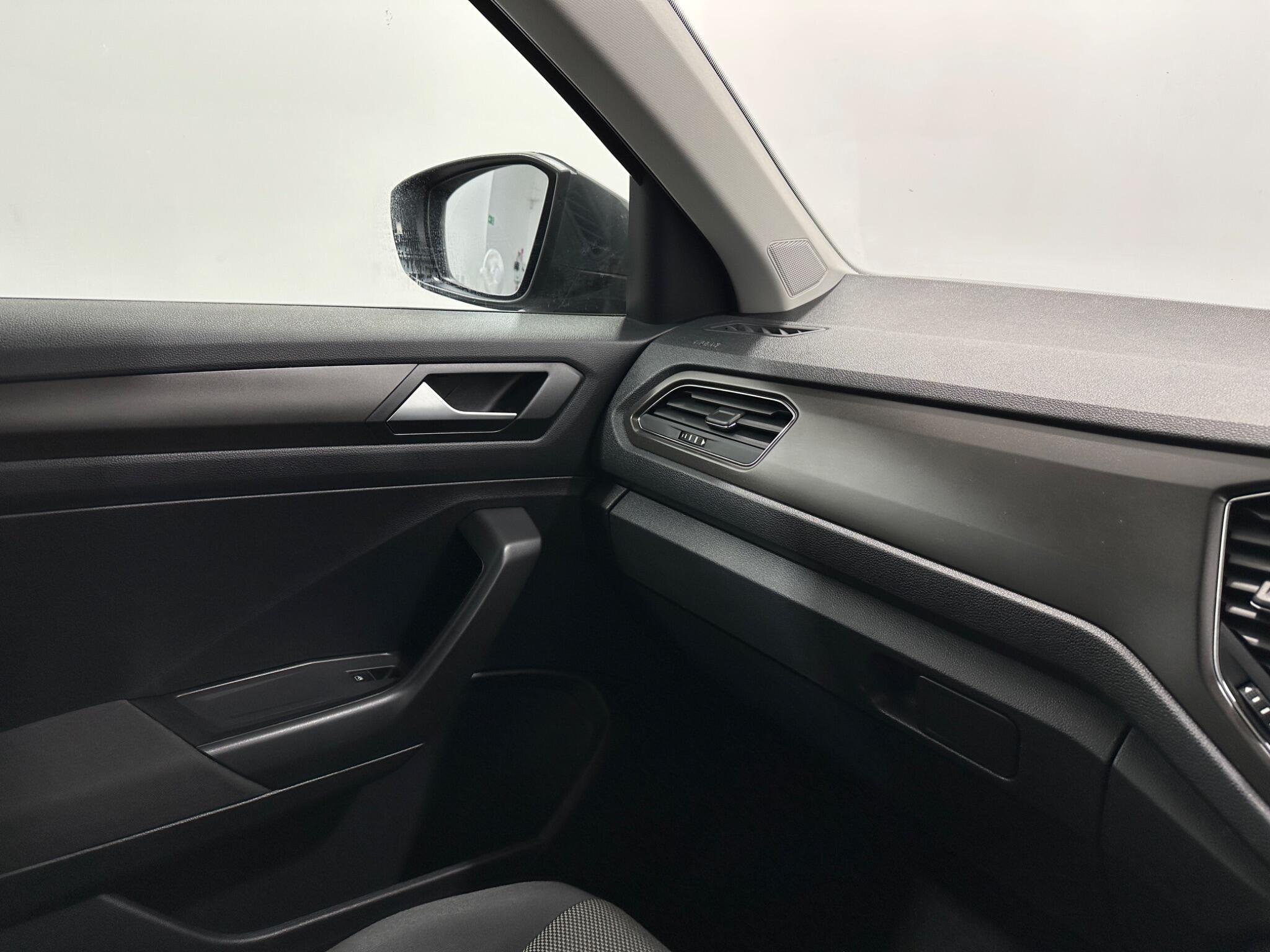 Volkswagen T-Roc view 26