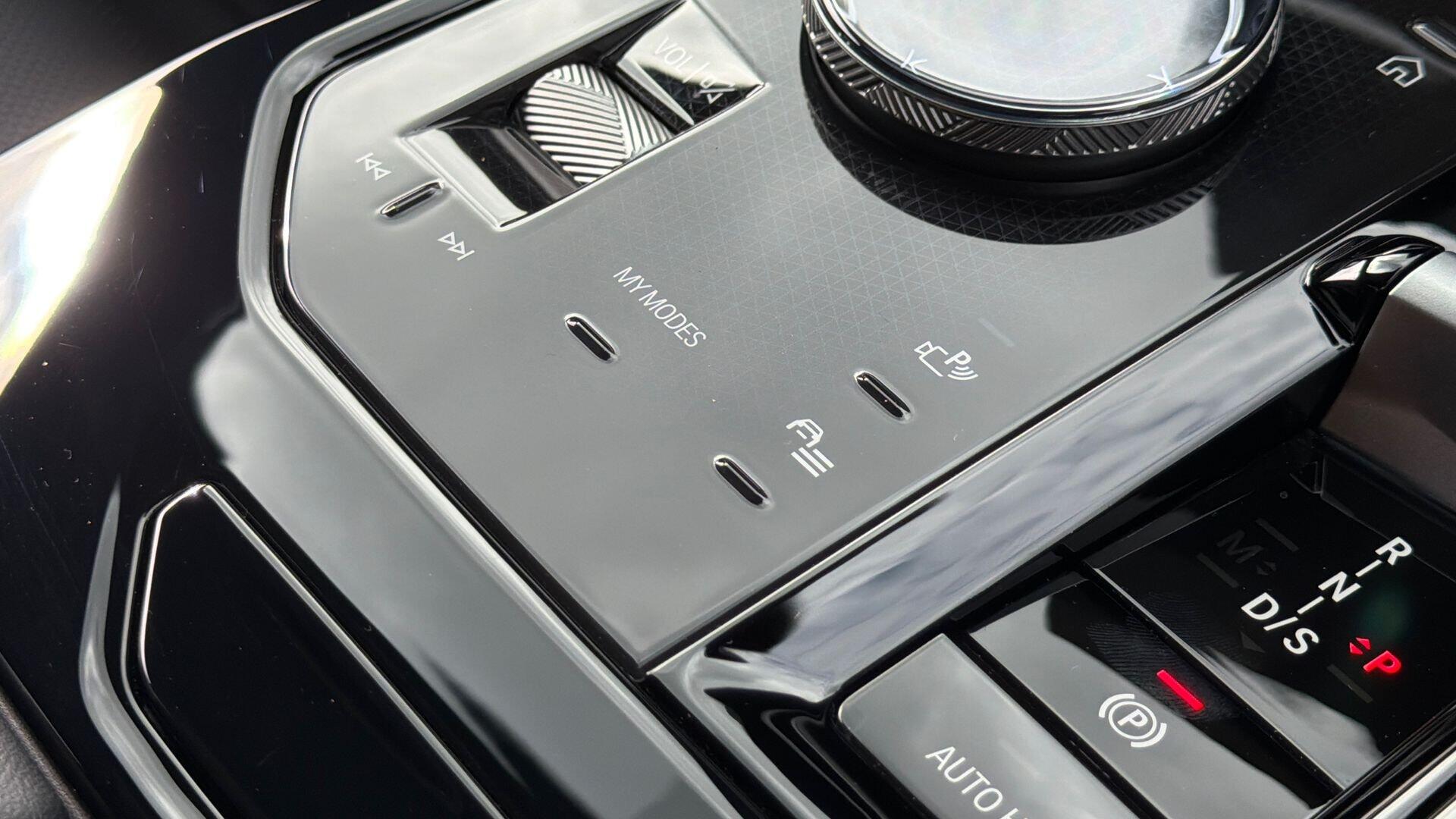 BMW 5 Series view 20