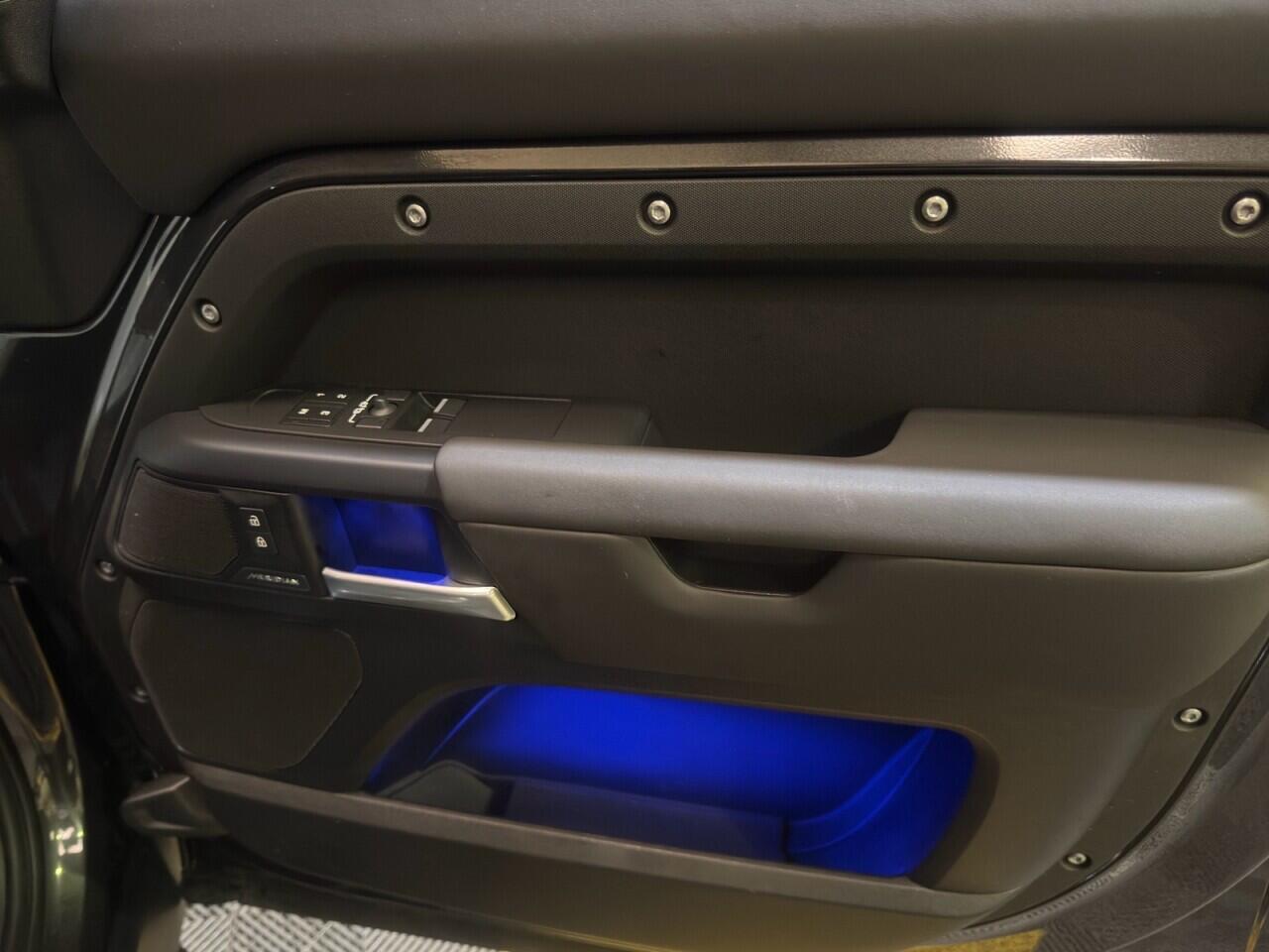 Land Rover Defender 110 view 10