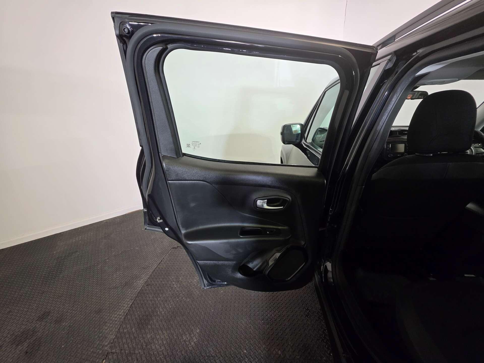 Jeep Renegade view 38