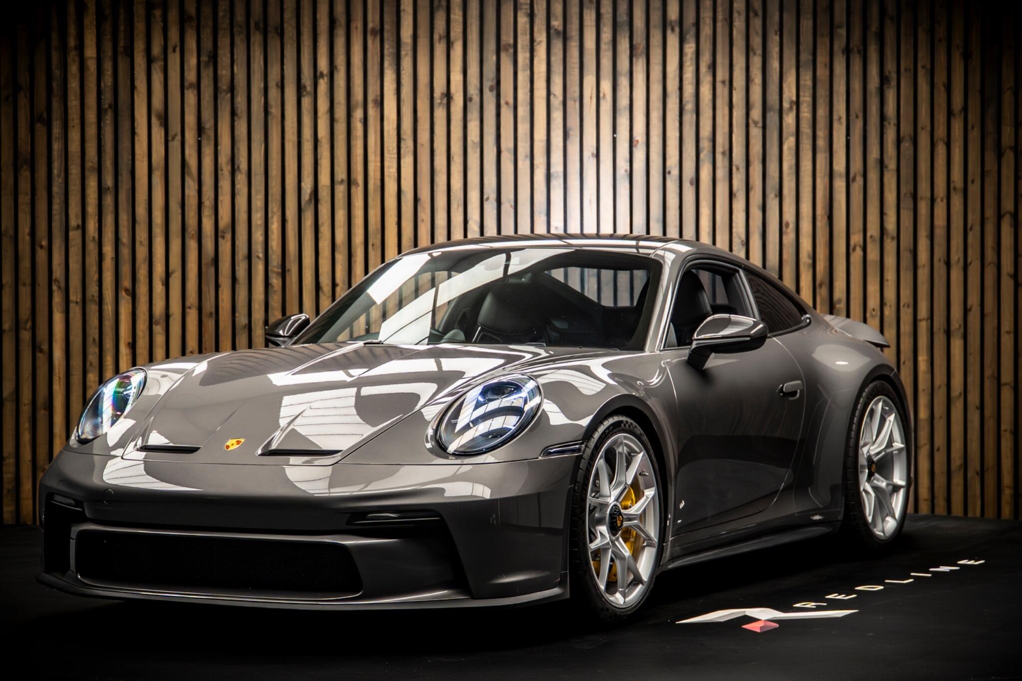 Porsche 911 view 8