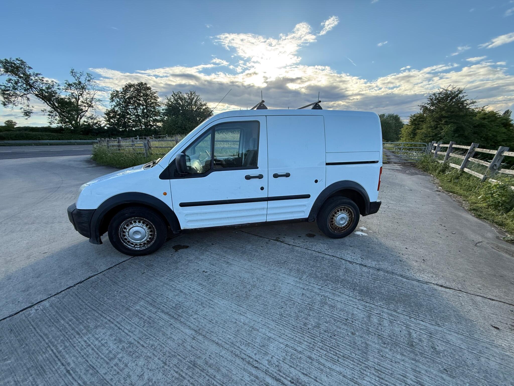 Ford Transit Connect 1.8 TDCi T200 LX L1 H1 4dr — photo 15 of 86