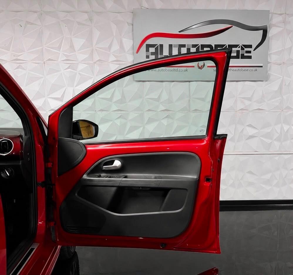 Volkswagen Up! view 25