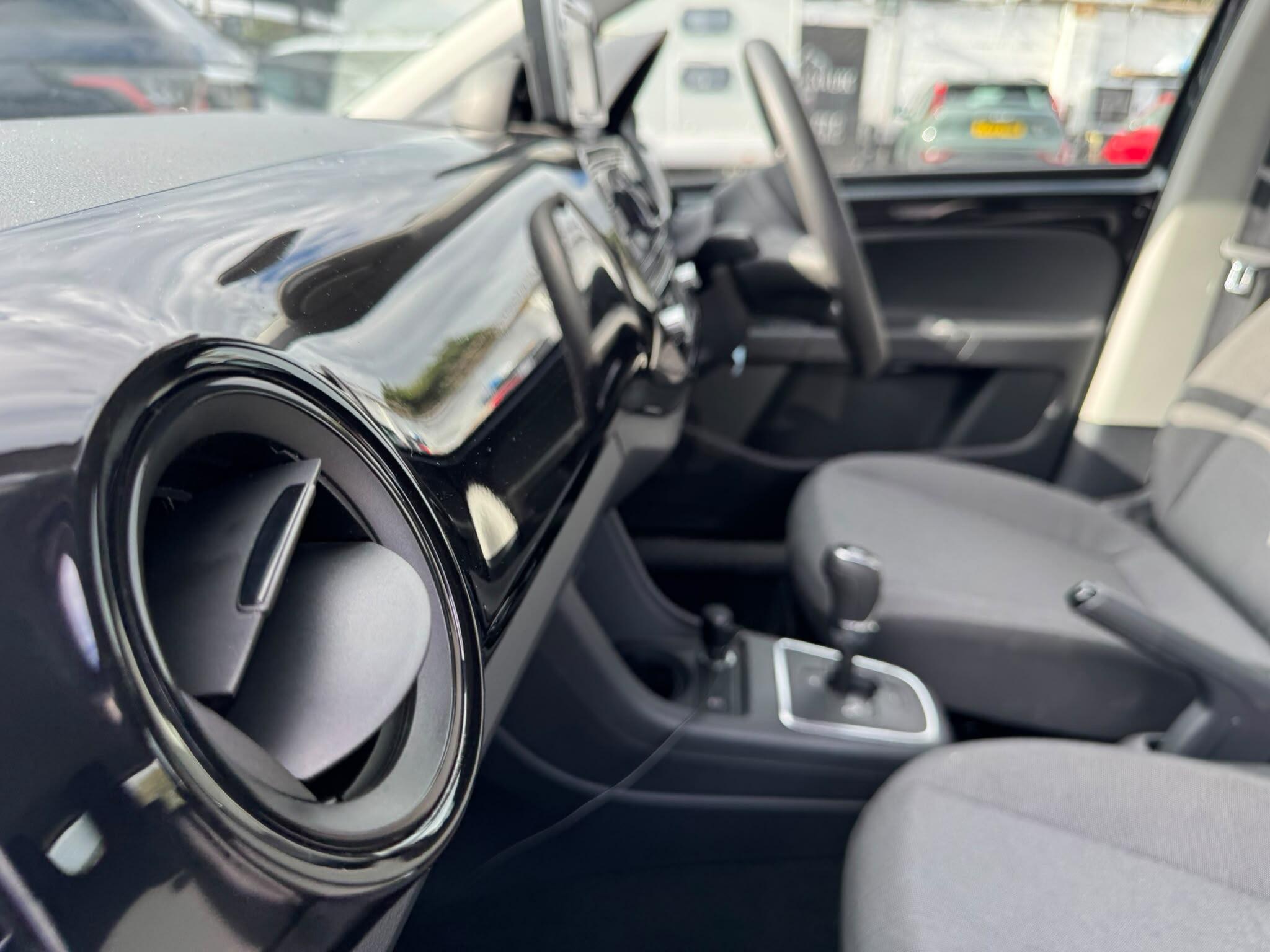 Volkswagen Up! view 32