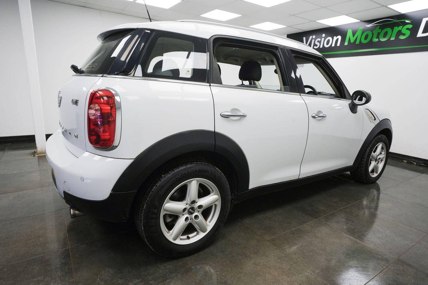 MINI Countryman view 3