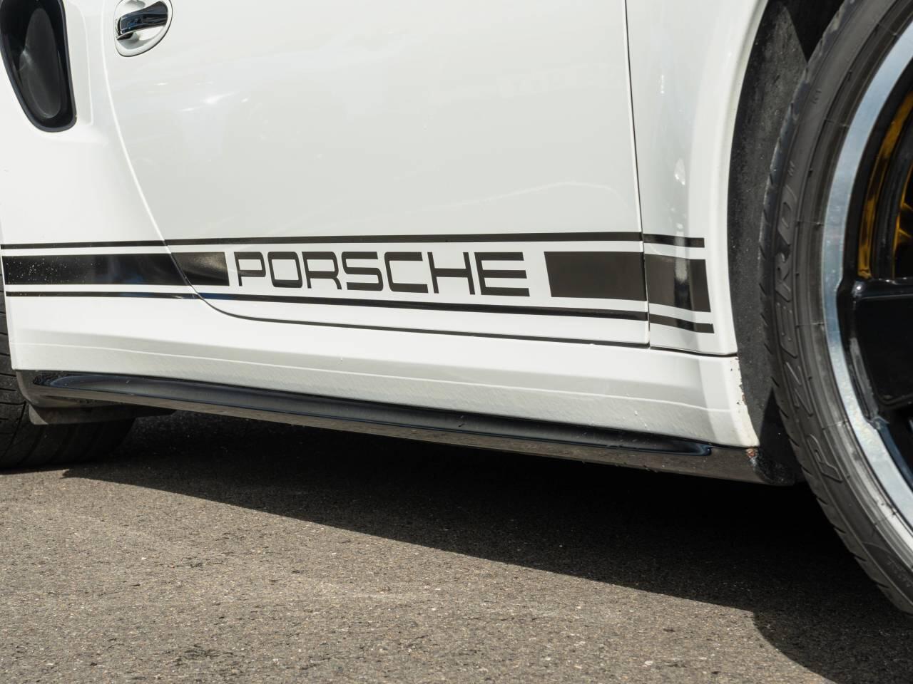 Porsche 911 view 16