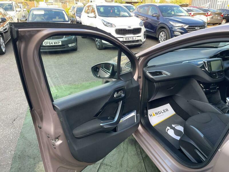 2013 Peugeot 208 image 38