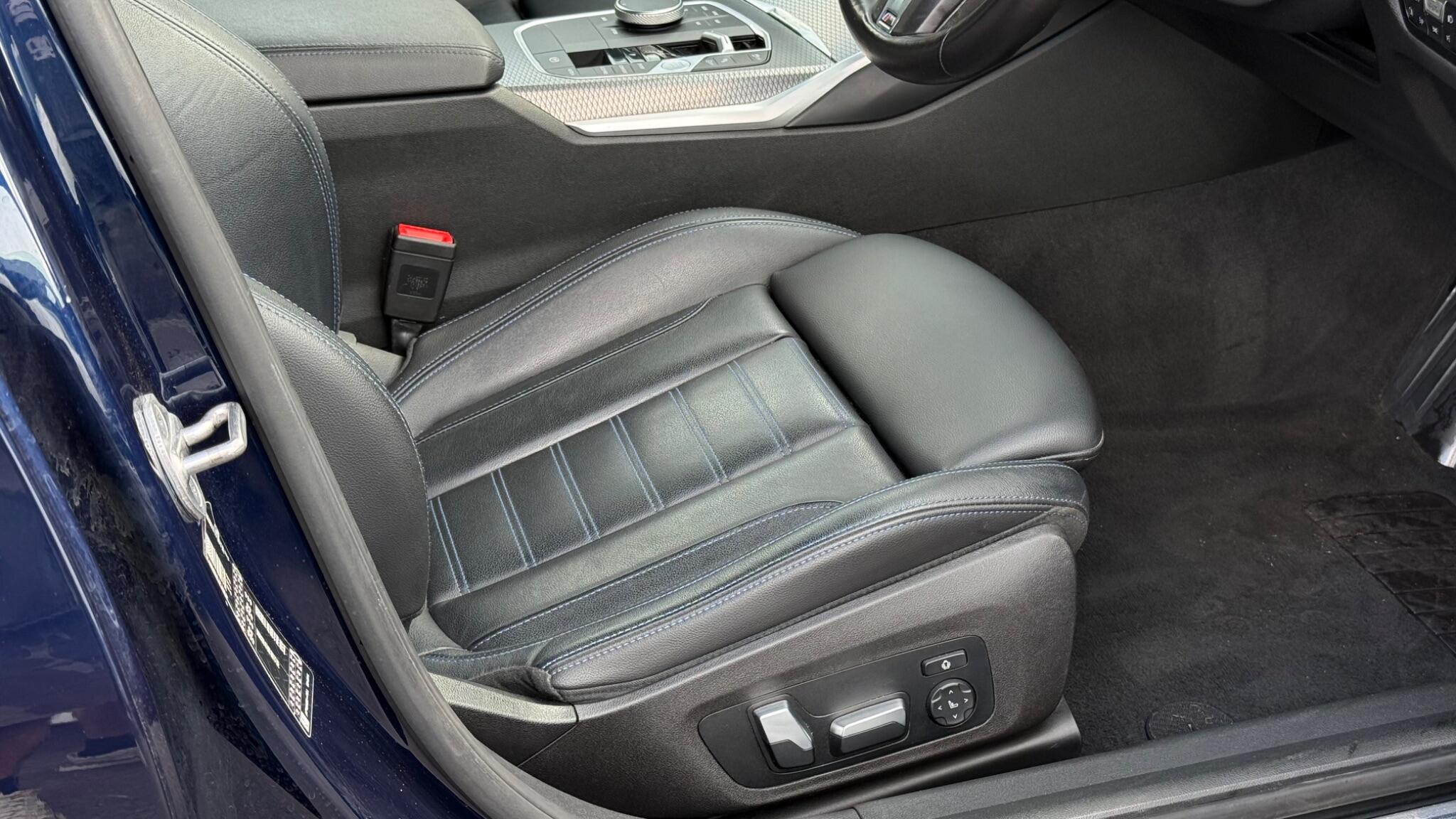 BMW 3 Series view 22
