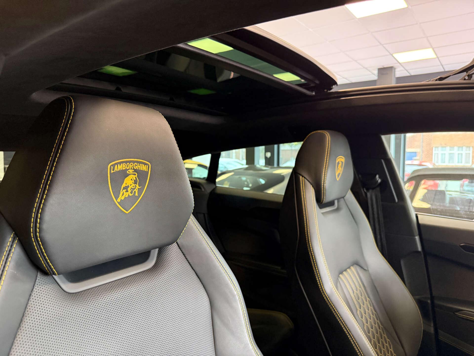 Lamborghini Urus view 32