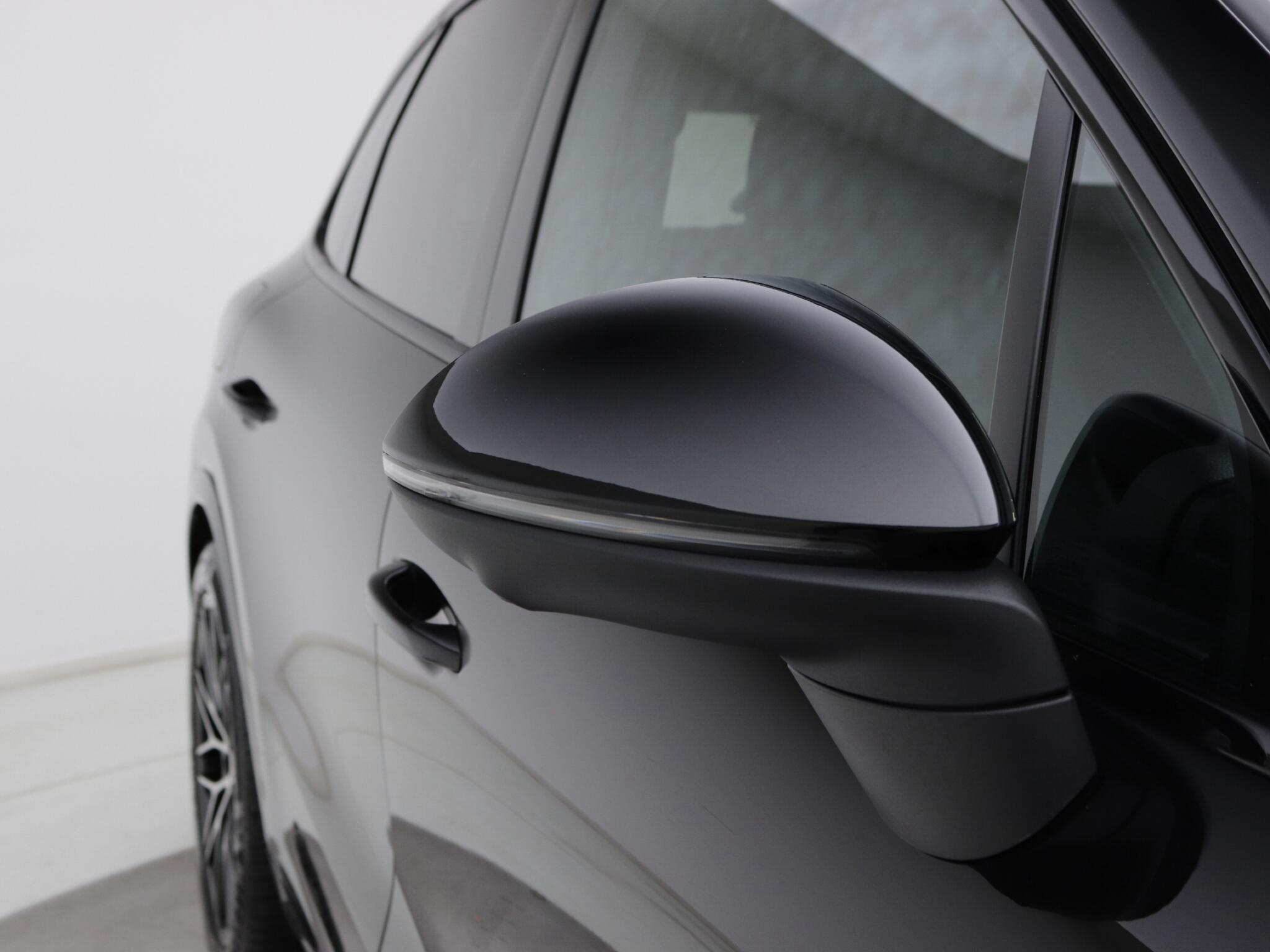 Porsche Cayenne view 22