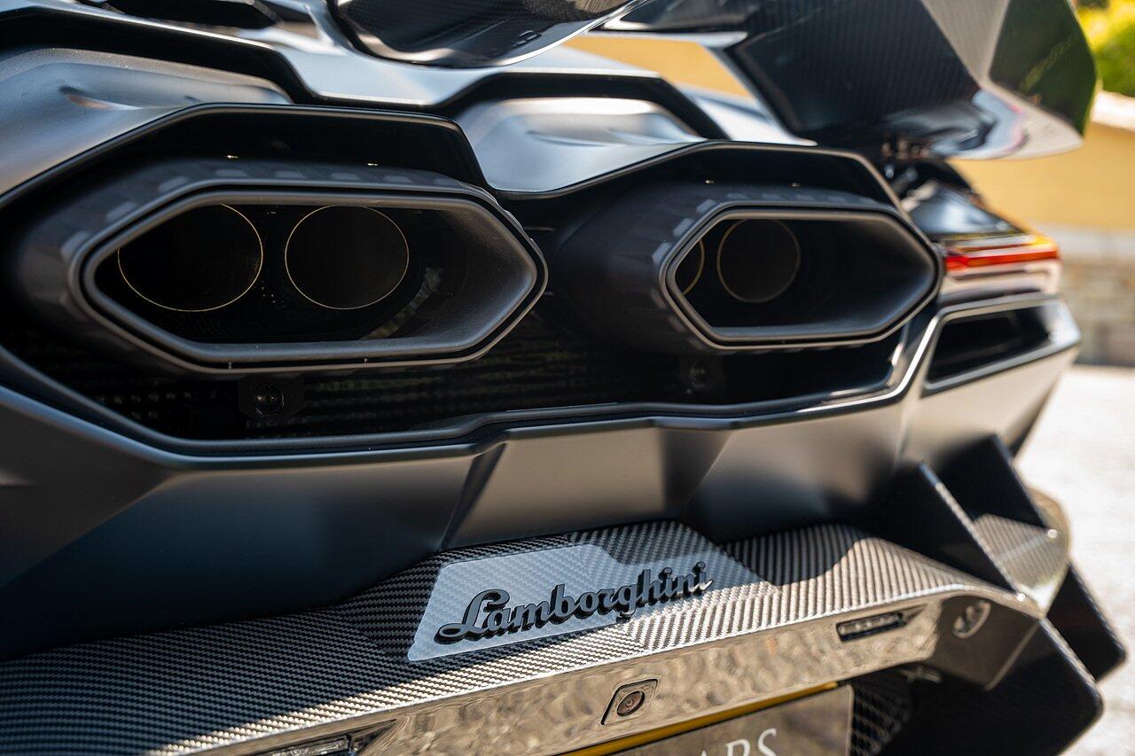 Lamborghini Revuelto view 21
