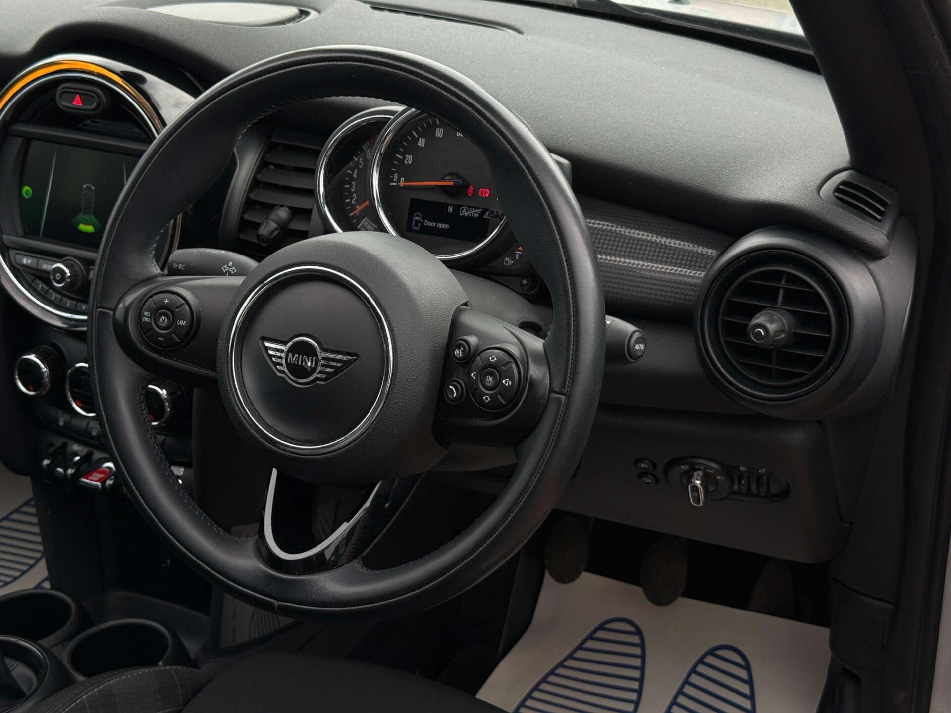 Mini Convertible view 39