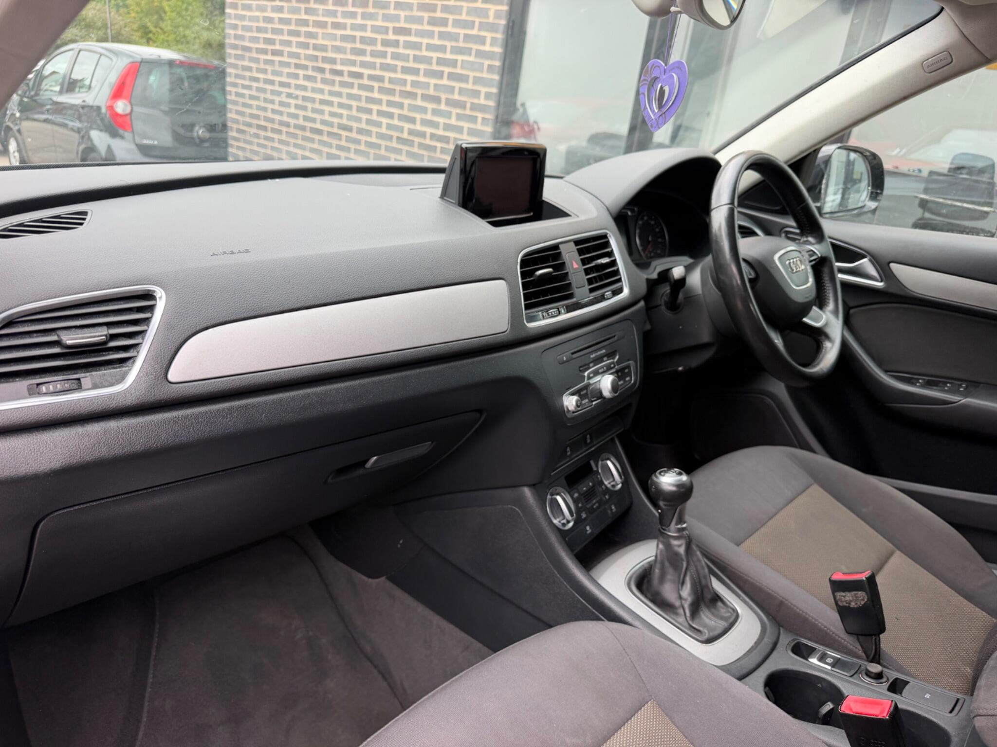 Audi Q3 view 16