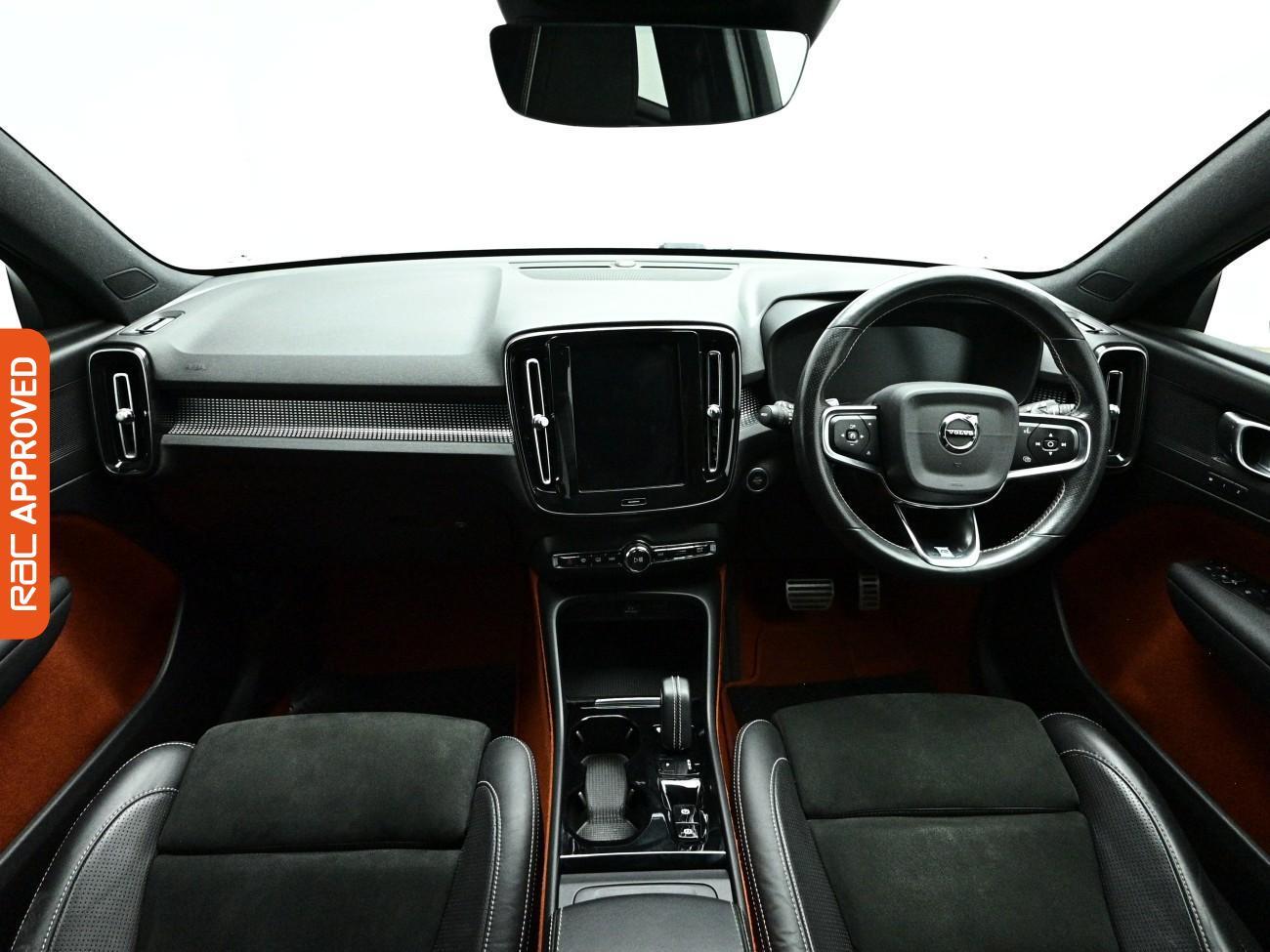 Volvo XC40 view 2