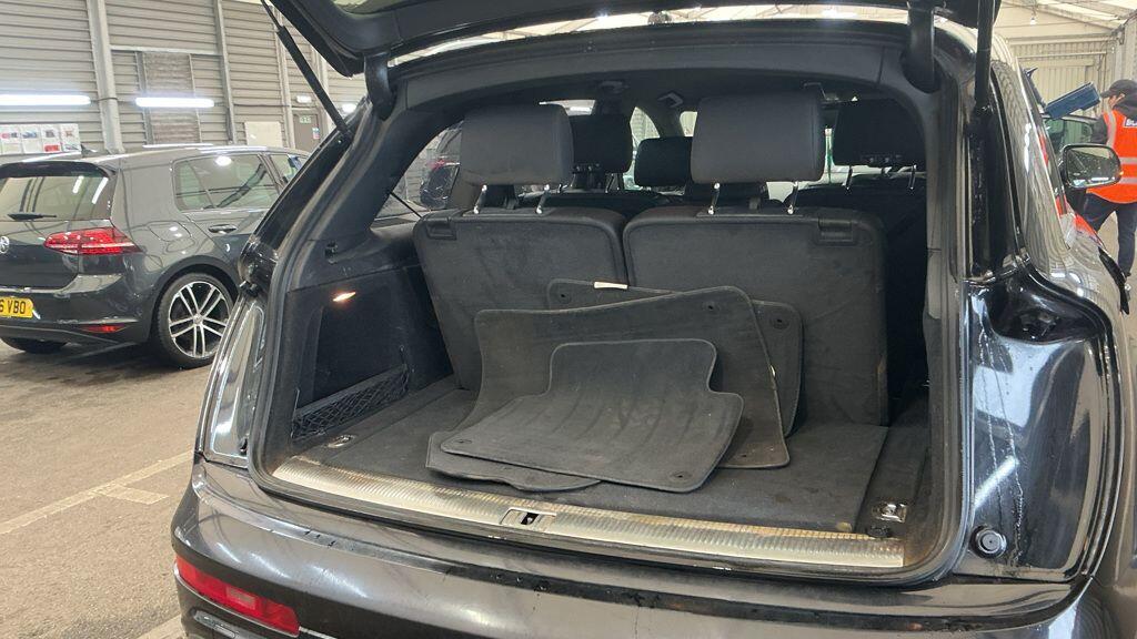 Audi Q7 view 12