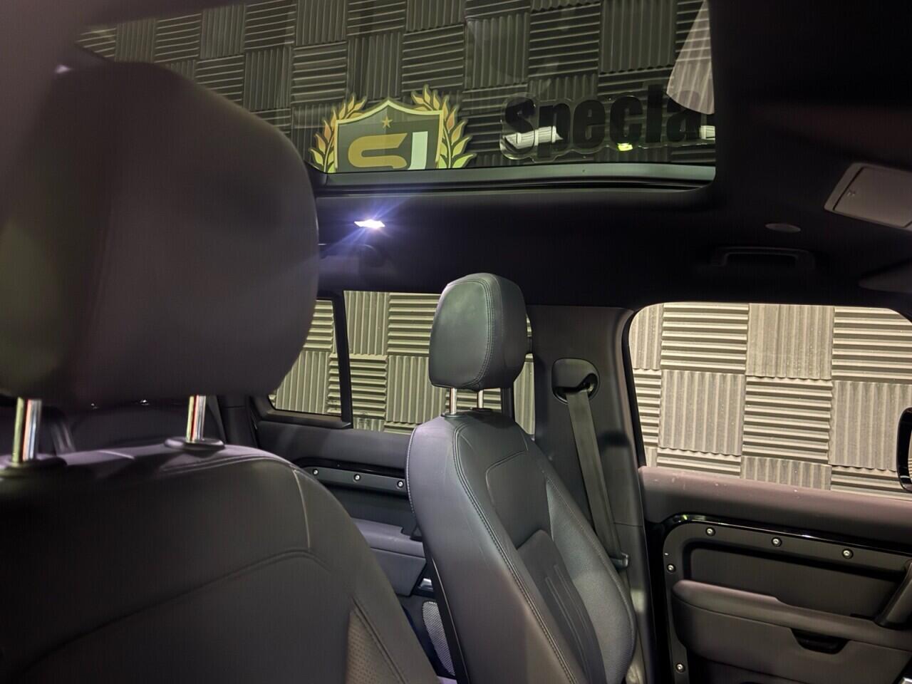 Land Rover Defender 110 view 16