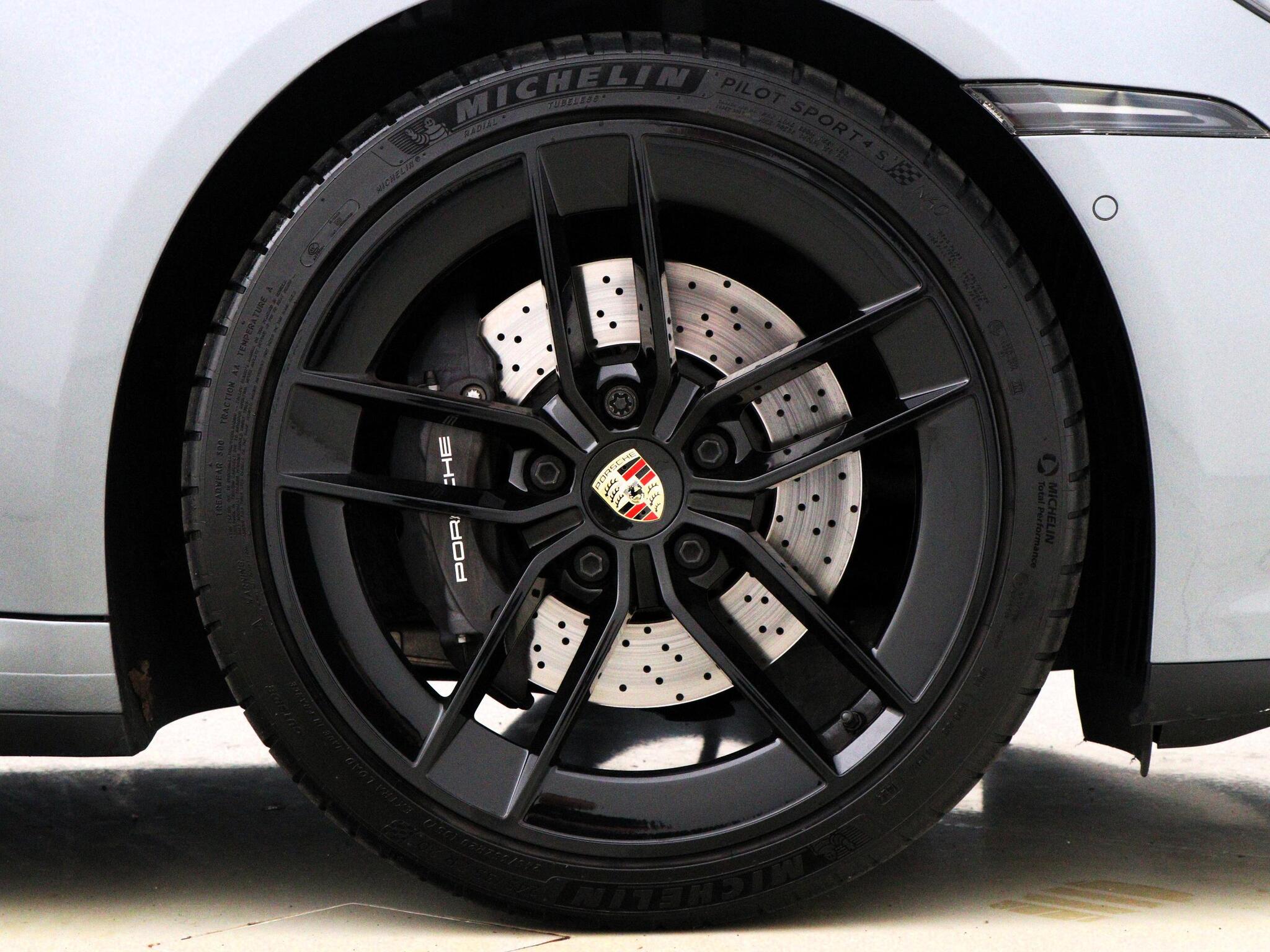 Porsche 911 view 4