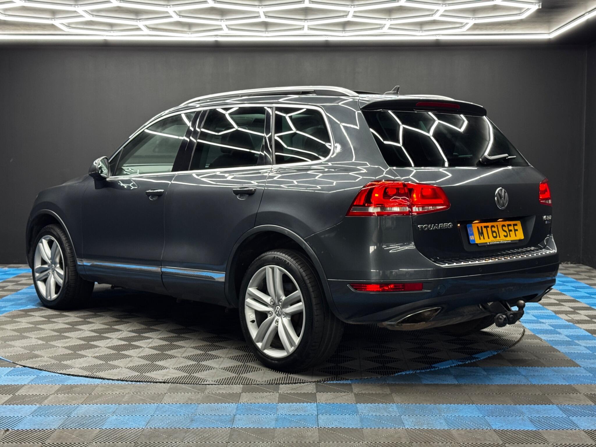 Volkswagen Touareg view 7
