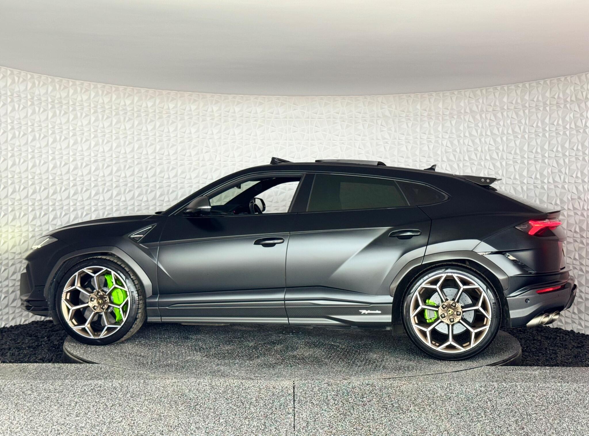 Lamborghini Urus view 16