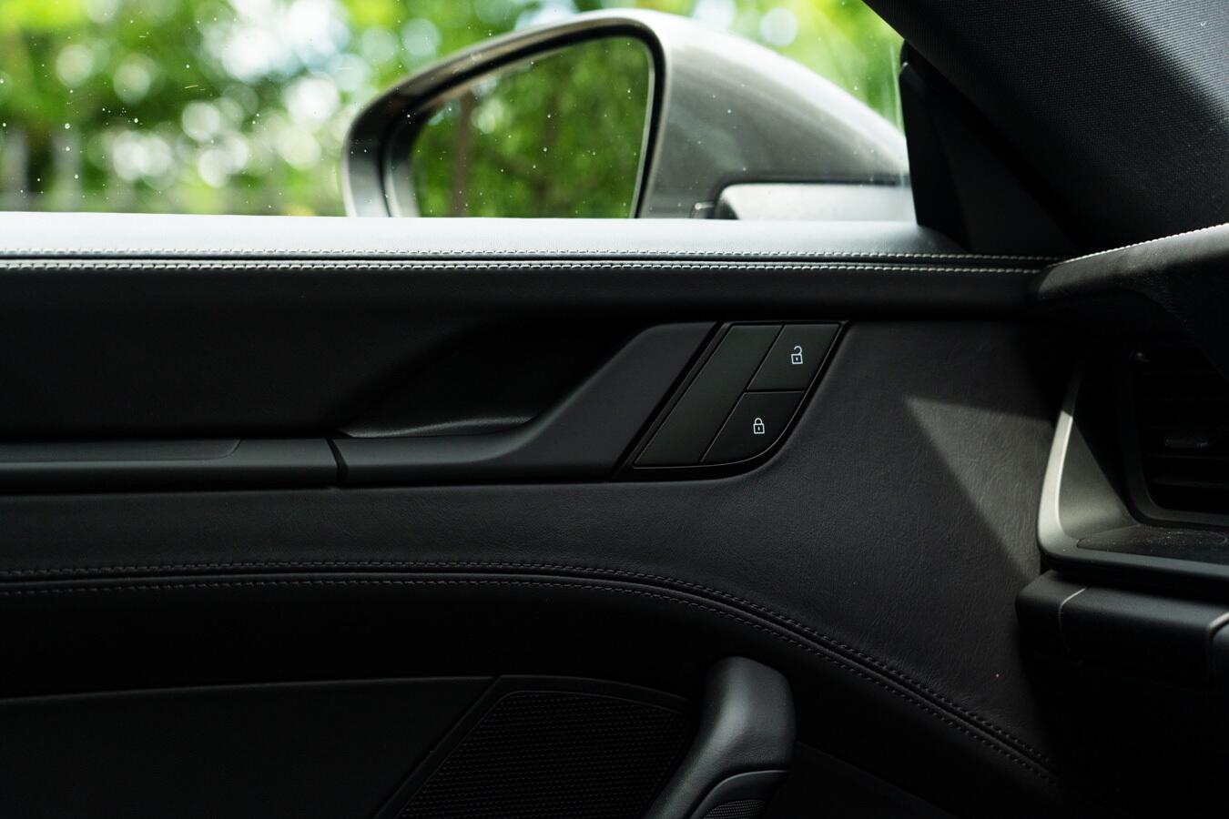 Porsche 911 view 46