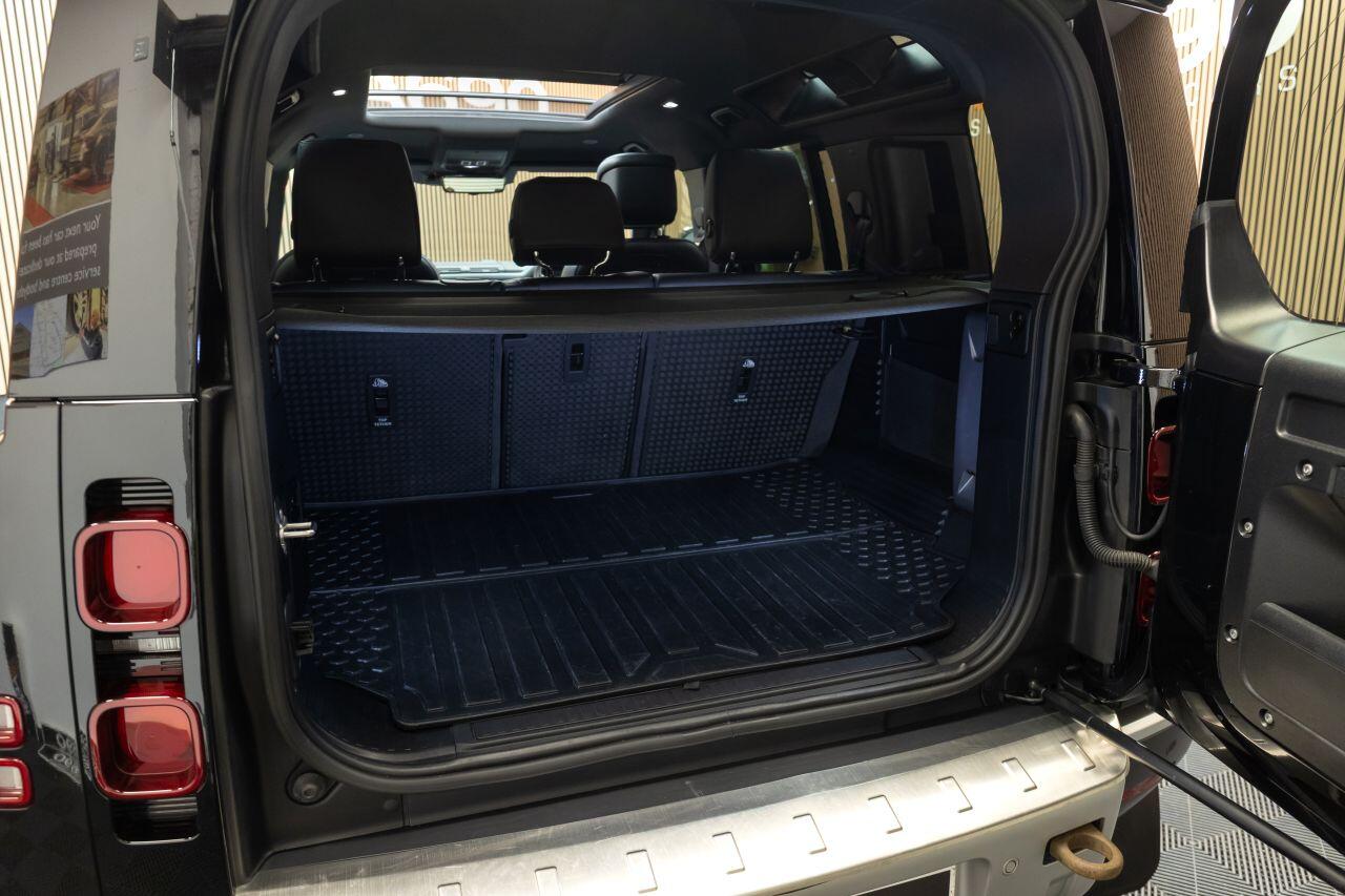 Land Rover Defender 110 view 14