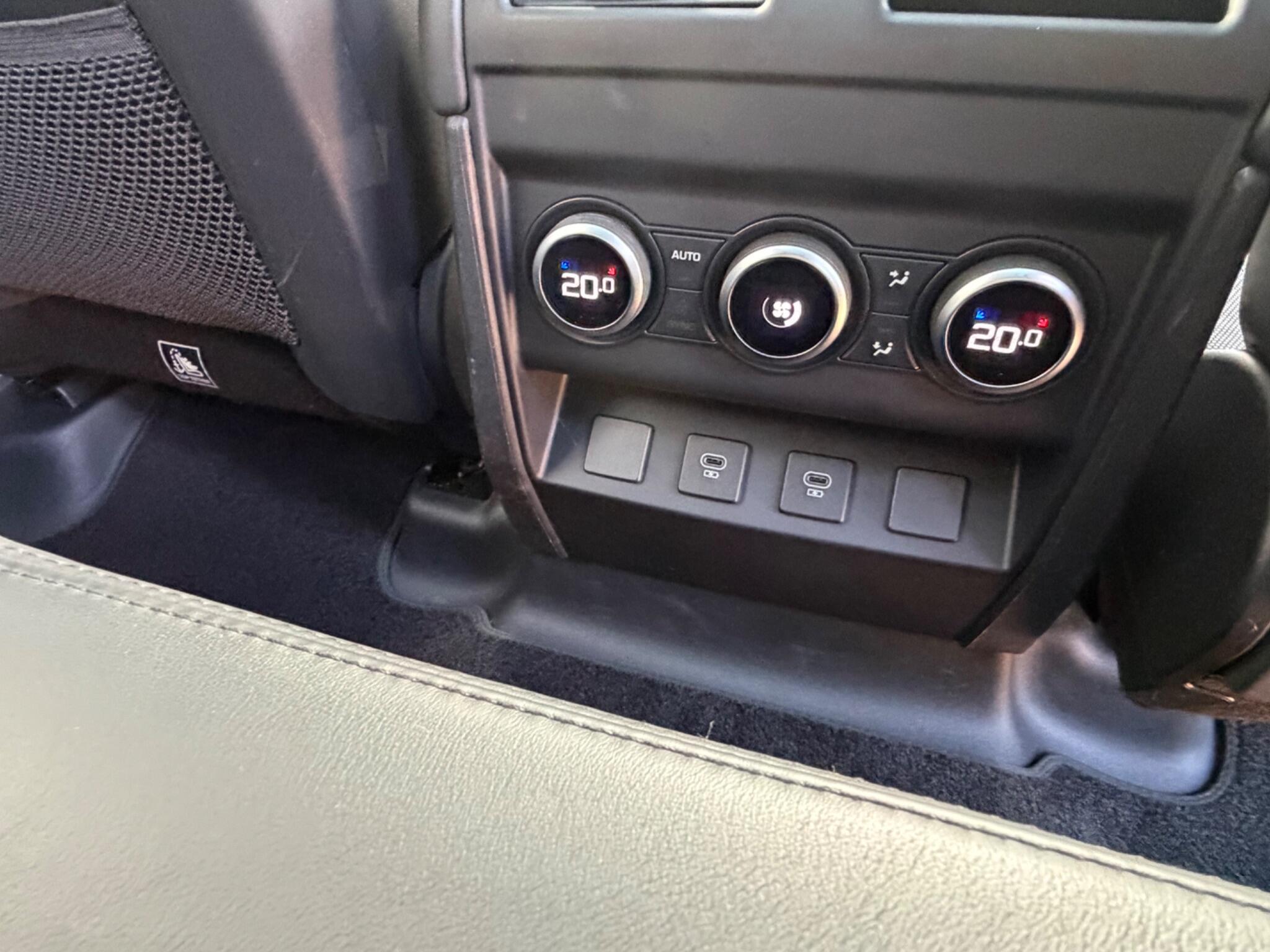 Land Rover Defender view 24