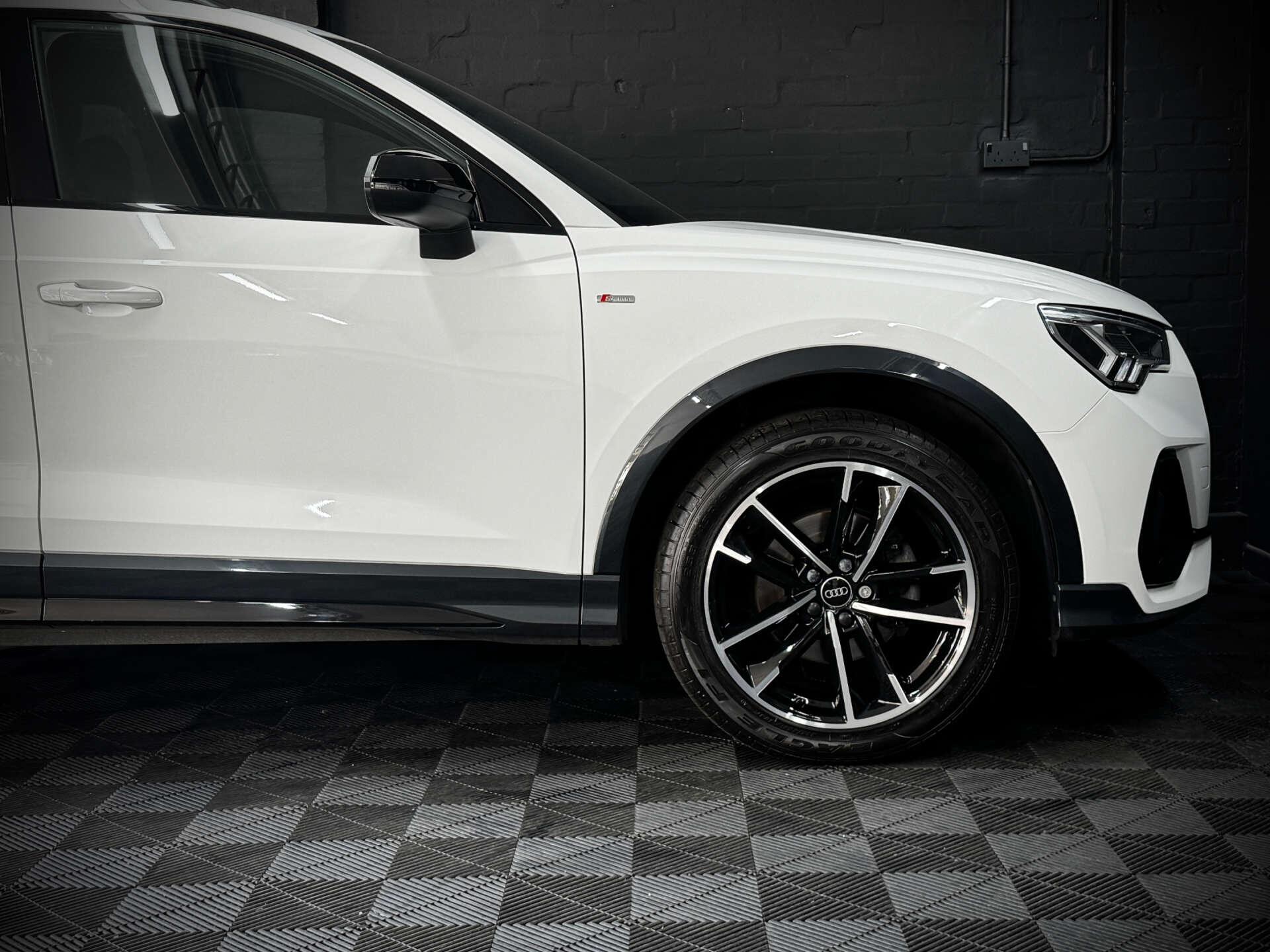 Audi Q3 view 19