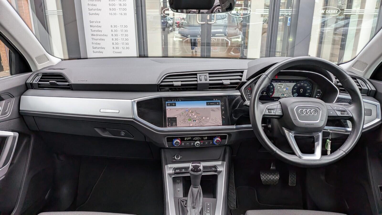 Audi Q3 view 12