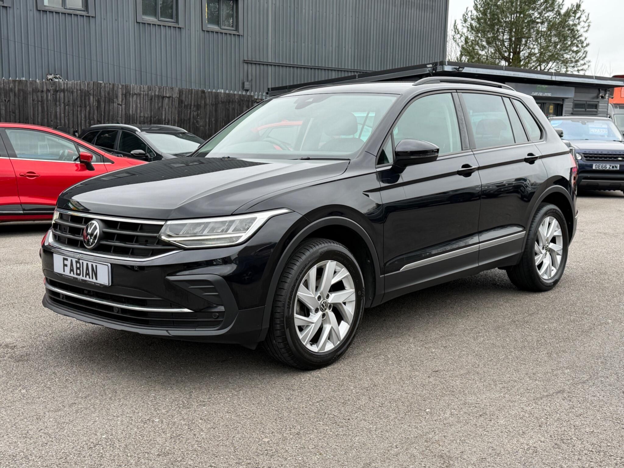 Volkswagen Tiguan view 4