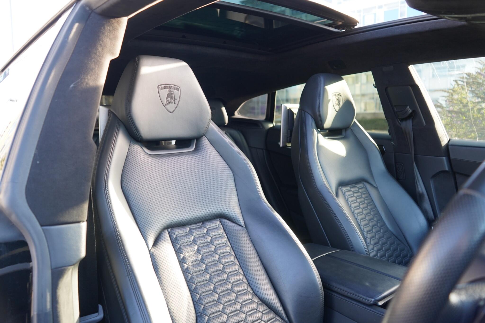 Lamborghini Urus view 3