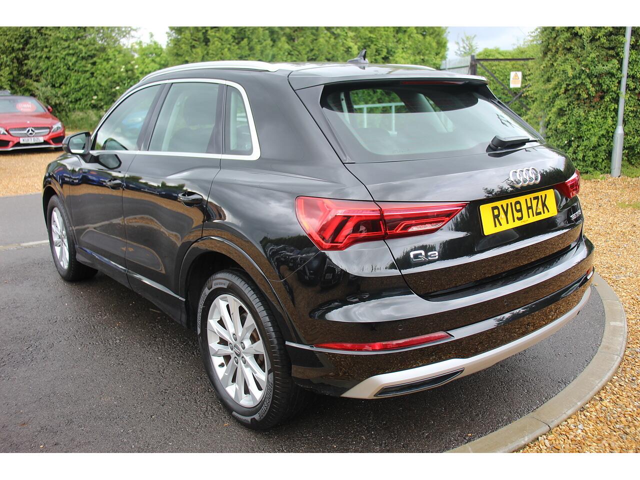 Audi Q3 view 9