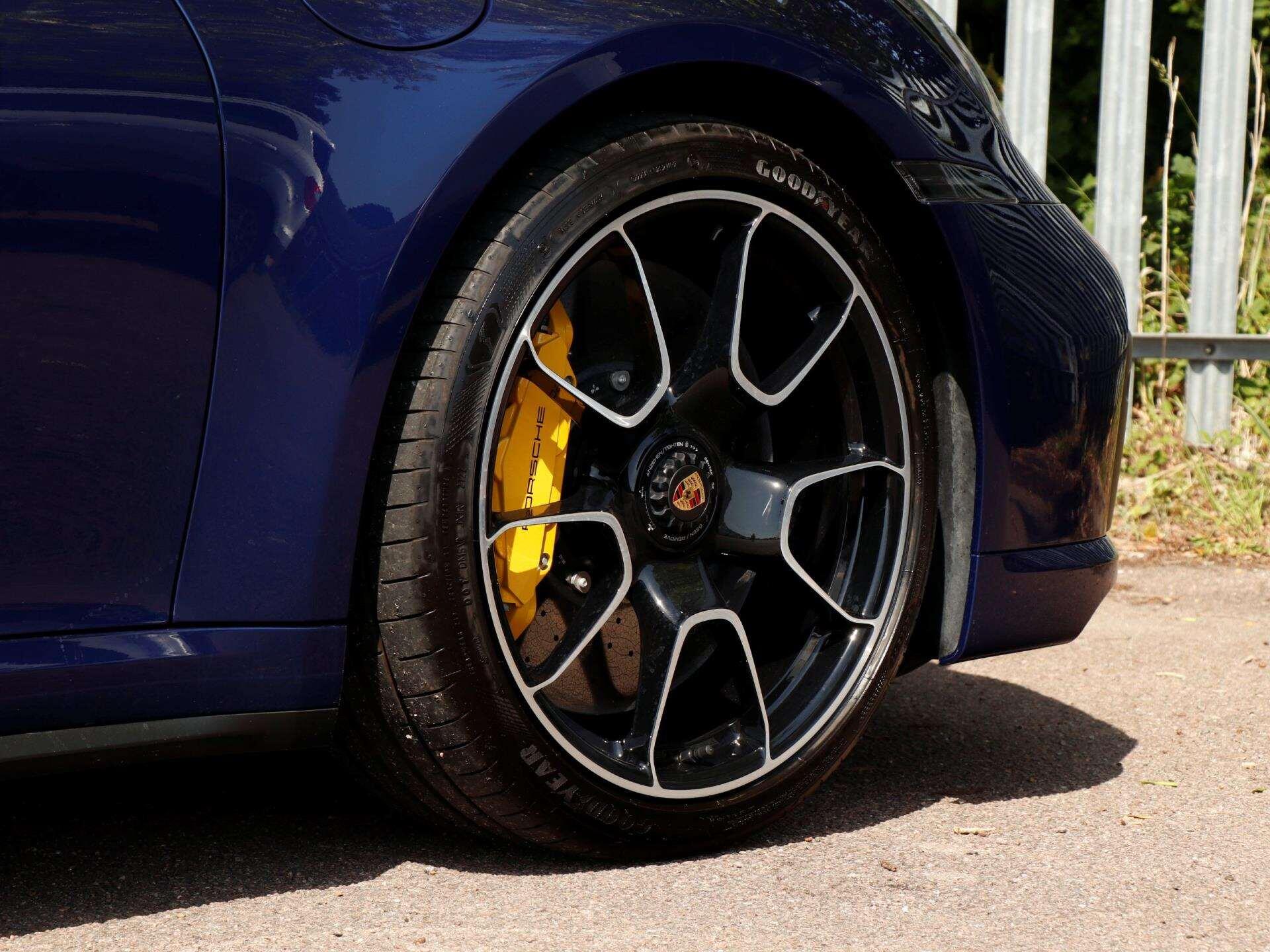 Porsche 911 view 32