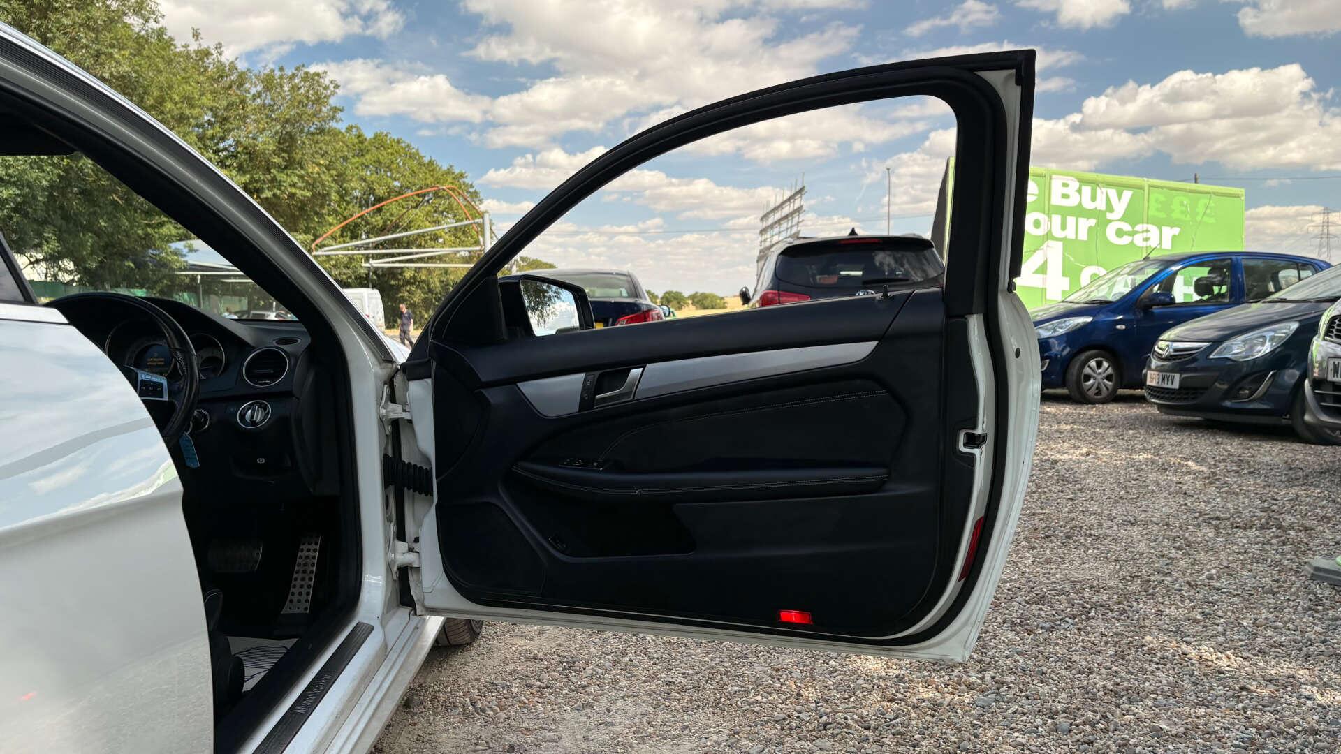 Mercedes-Benz C-Class view 33