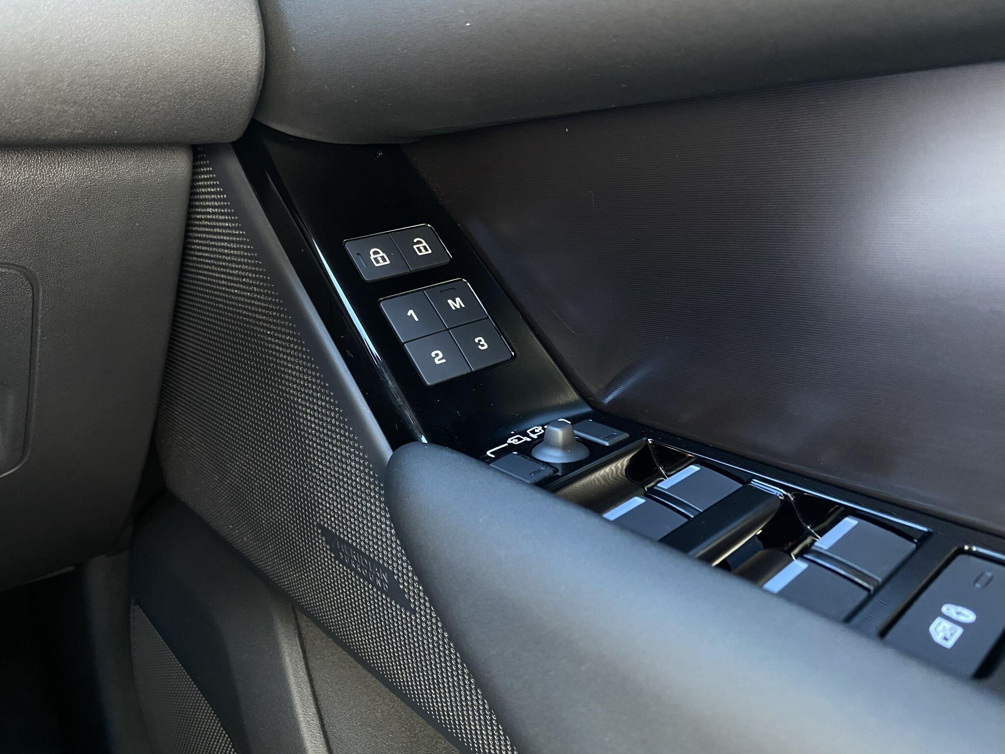 Land Rover Range Rover Velar view 18