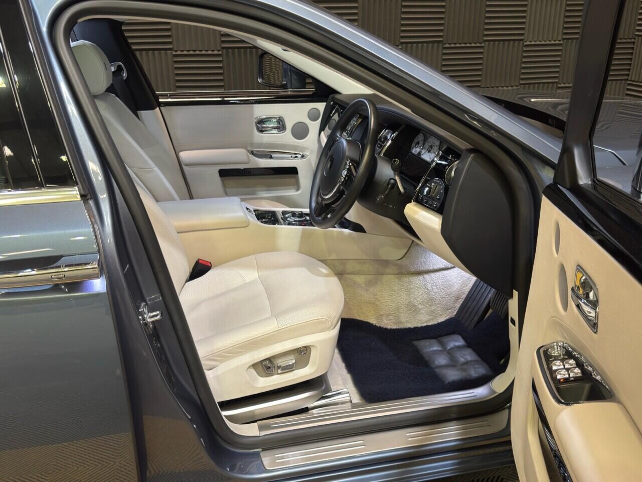 Rolls-Royce Ghost view 10