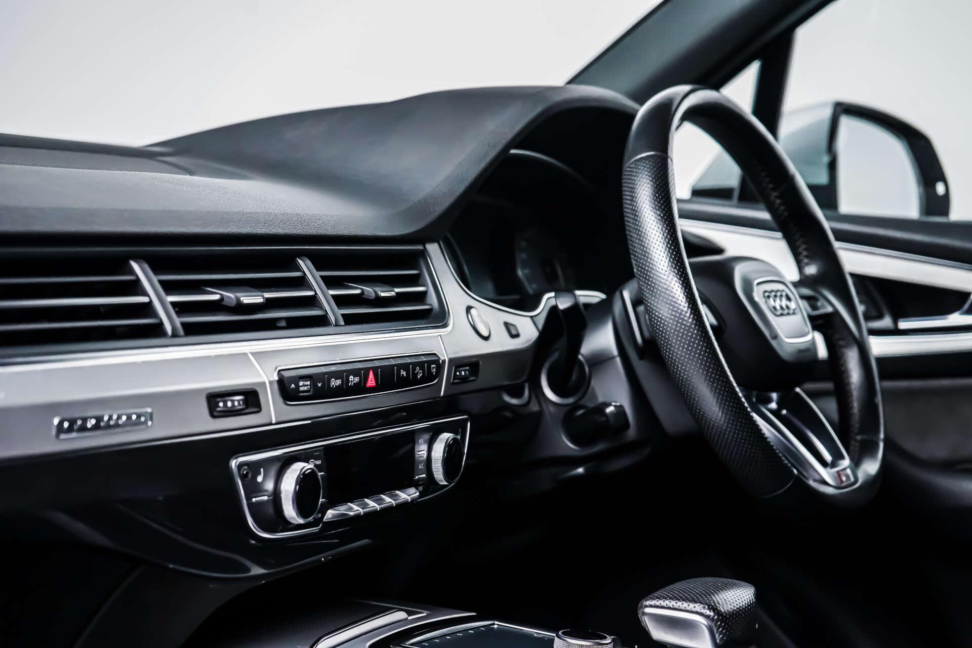 Audi Q7 view 18