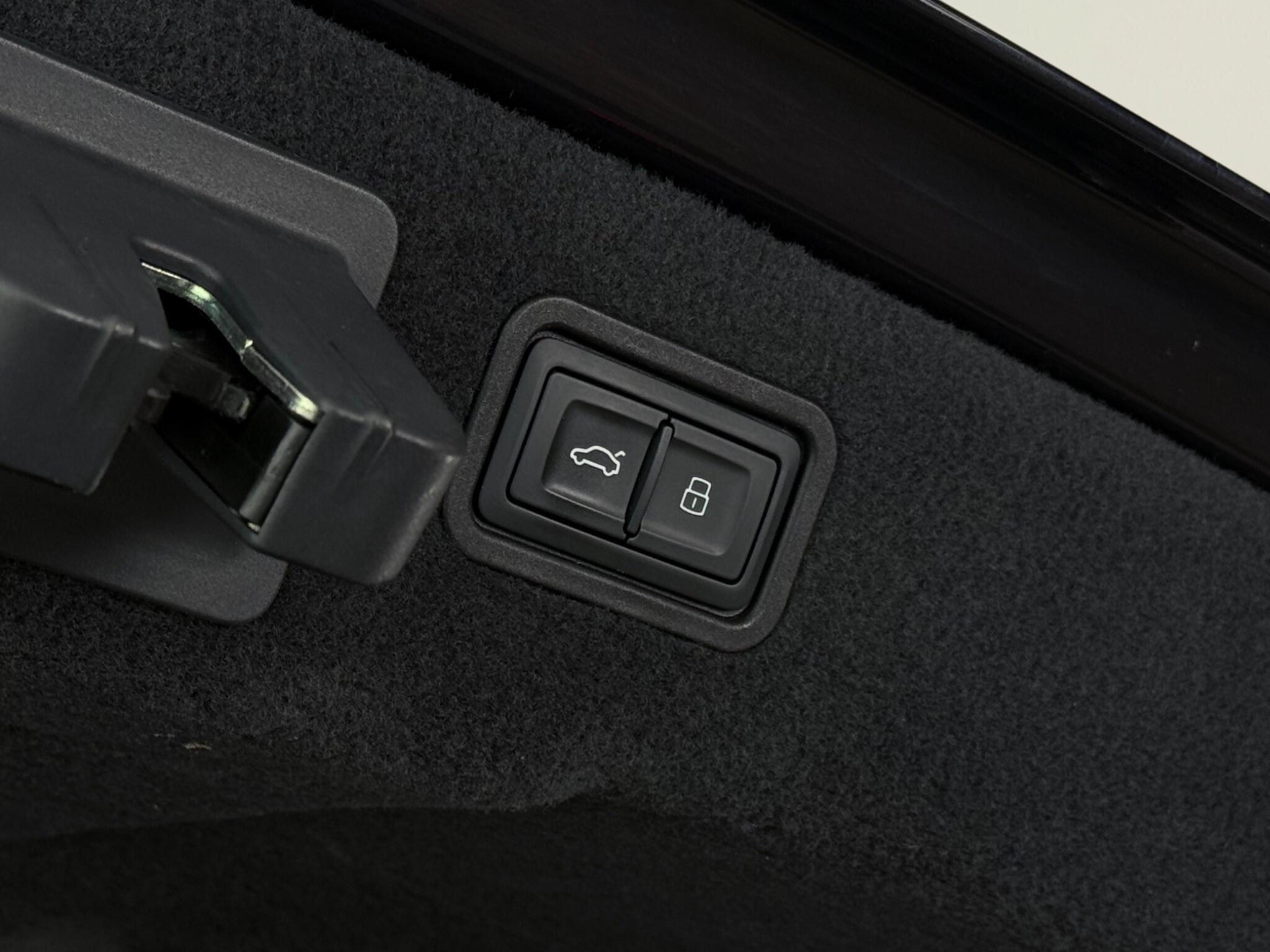 Audi A8 view 11