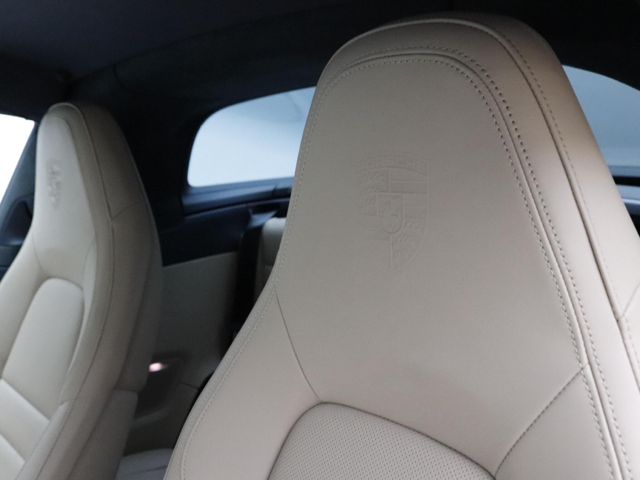 Porsche 911 view 15