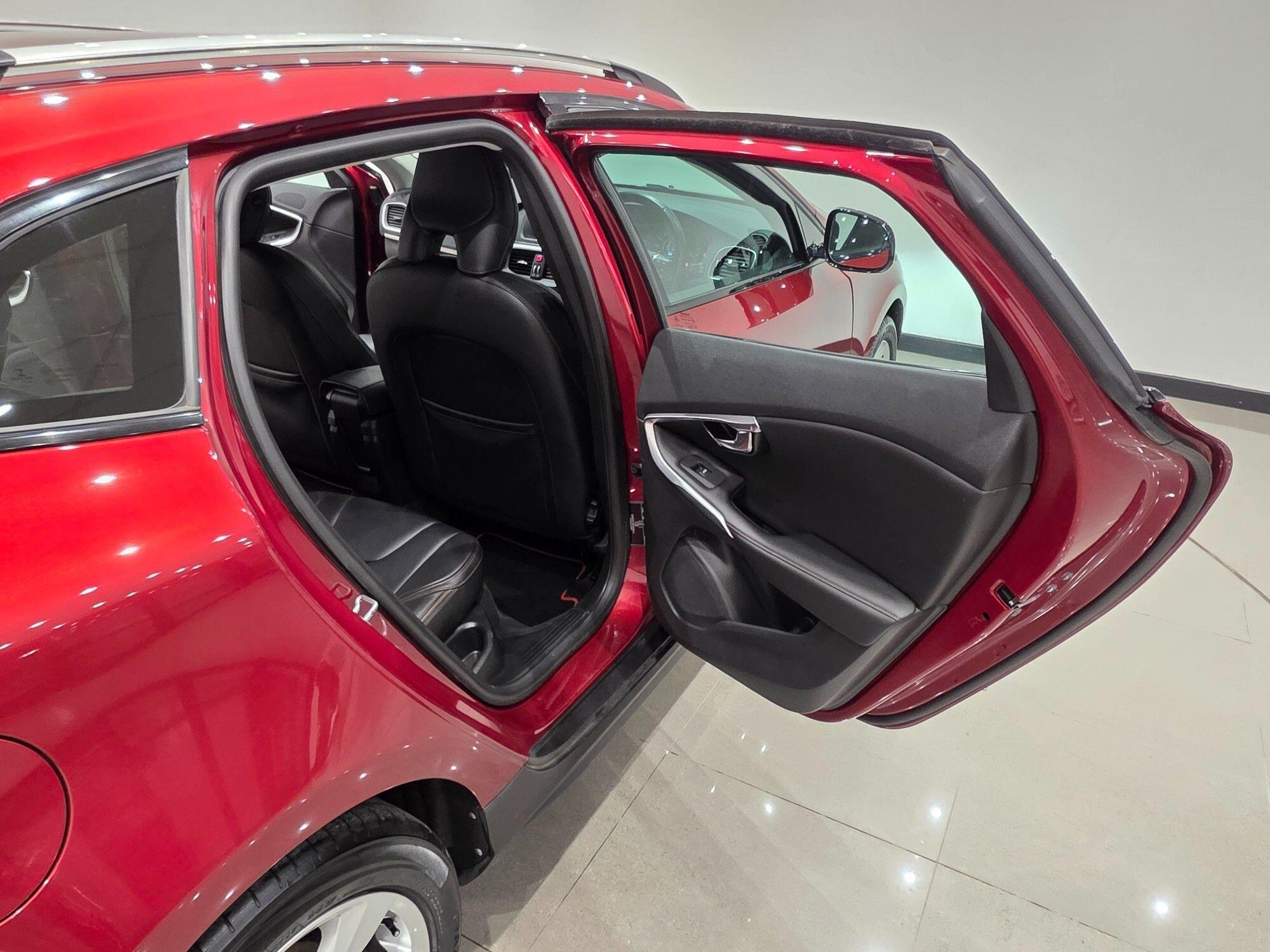 Volvo V40 Cross Country view 34