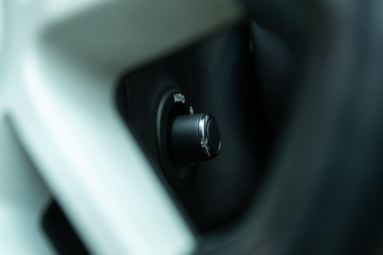 Land Rover Defender 110 view 43