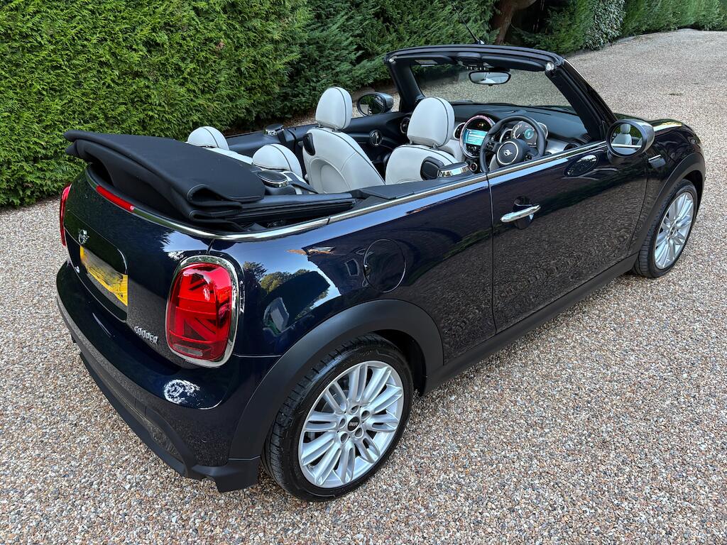 Mini Convertible view 27