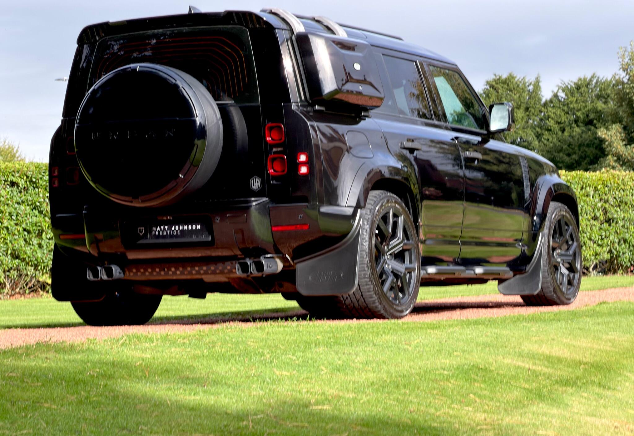 Land Rover Defender 110 view 23