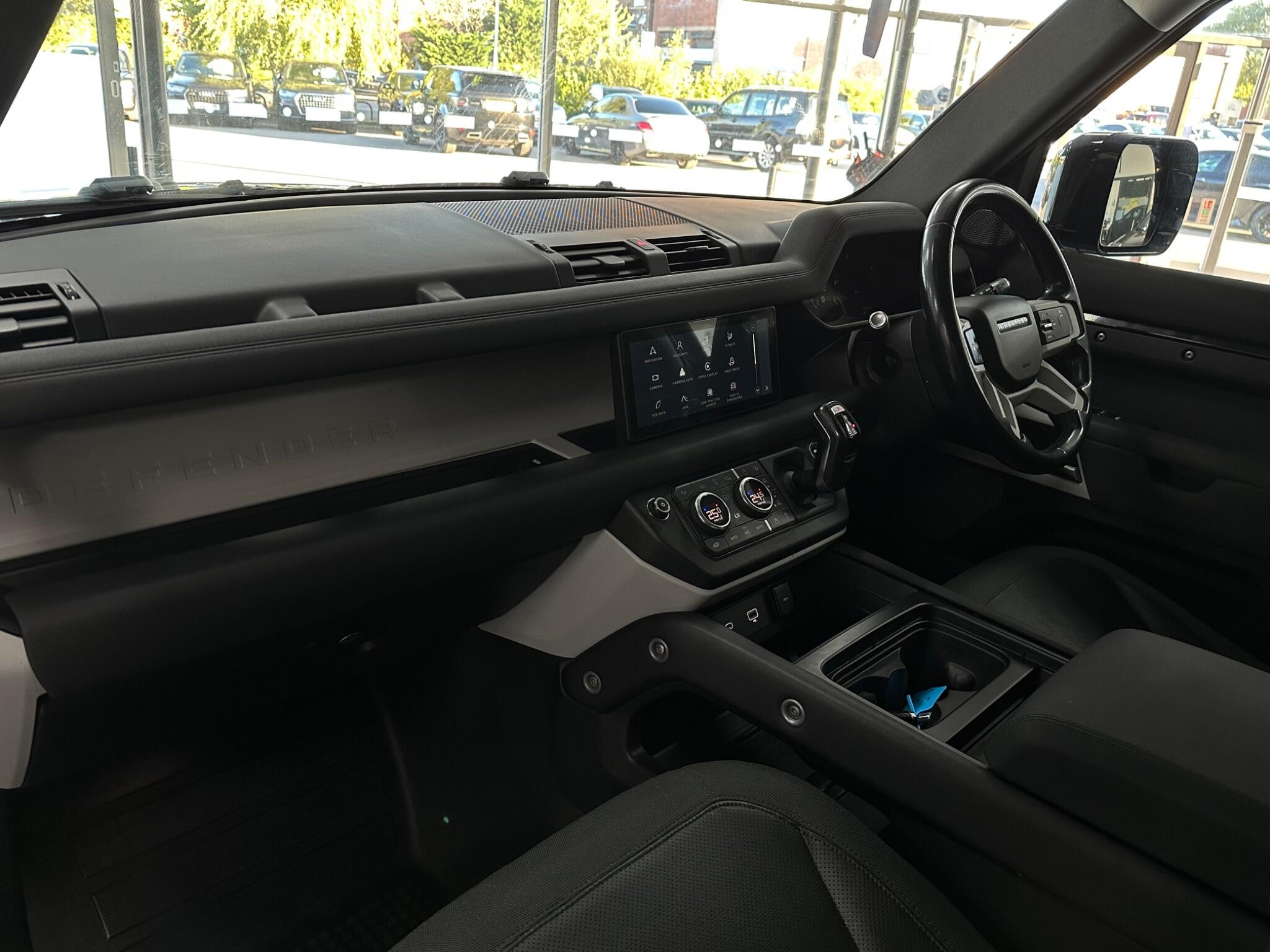 Land Rover Defender 110 view 41