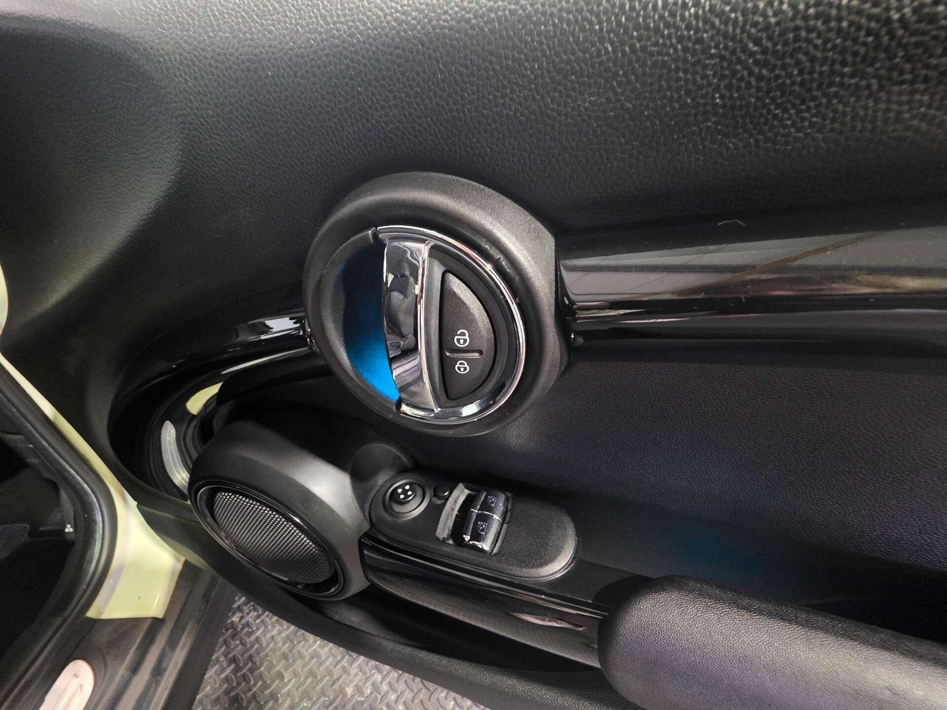 Mini Hatch view 14