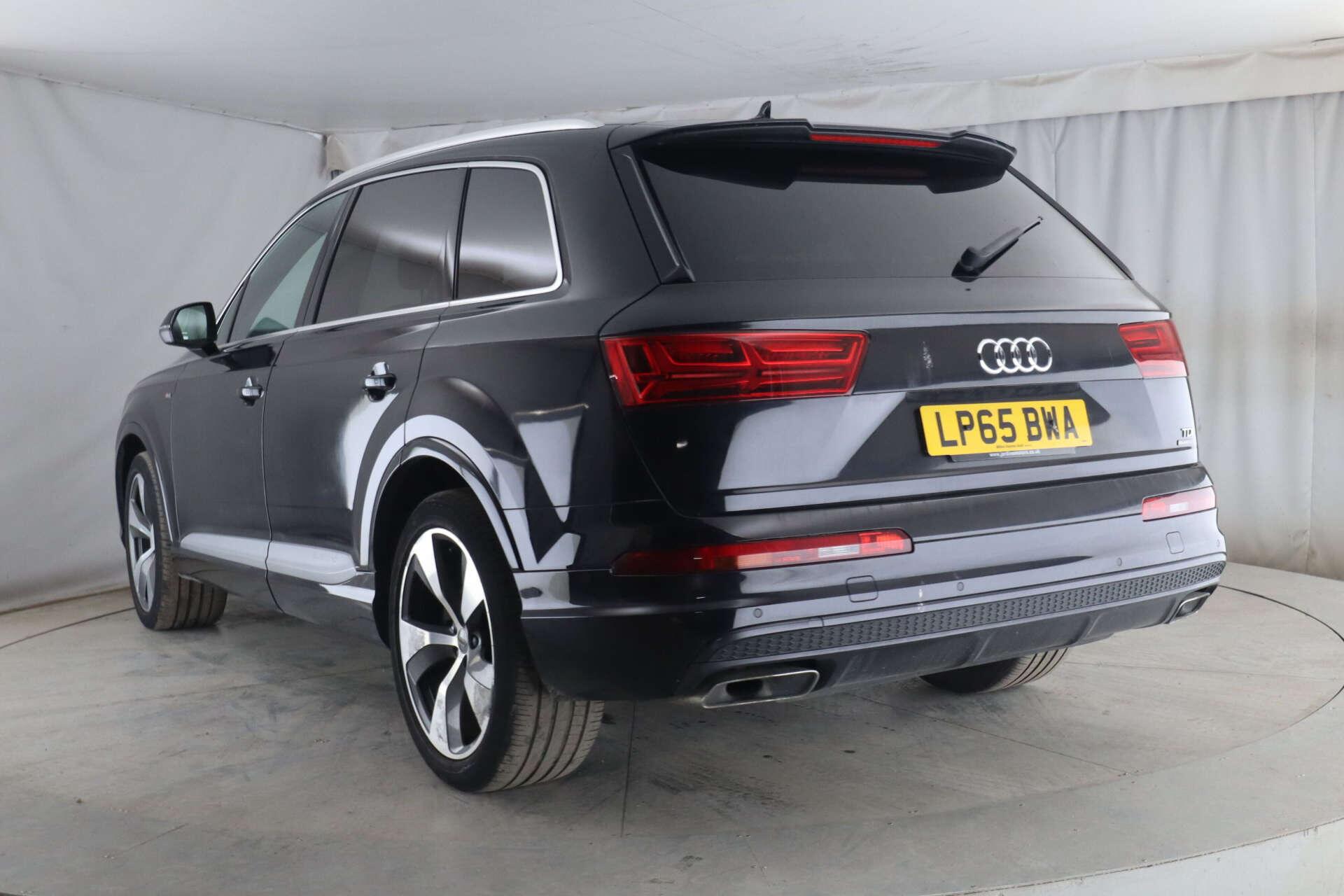 Audi Q7 view 4