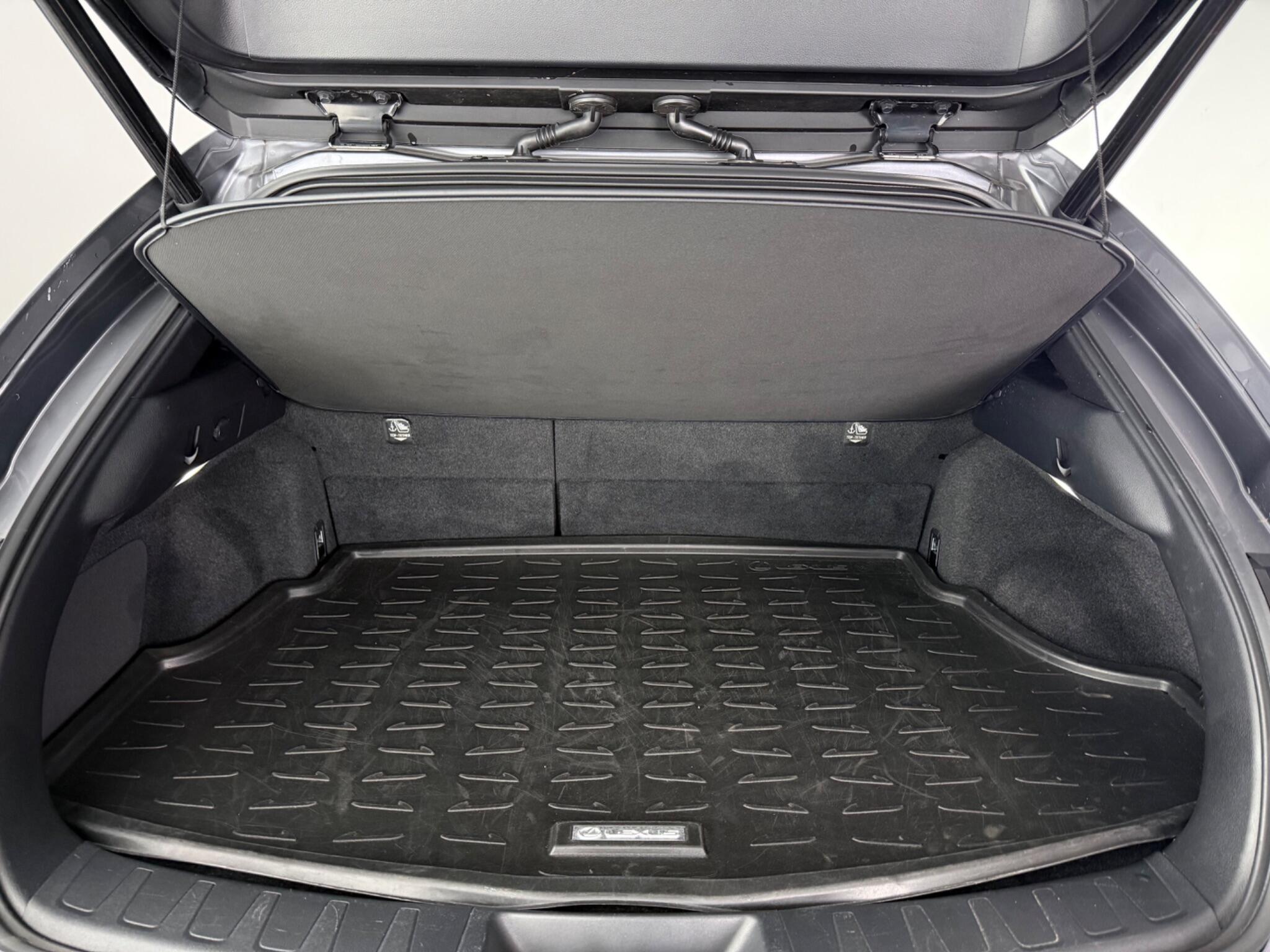 Lexus Ux view 10