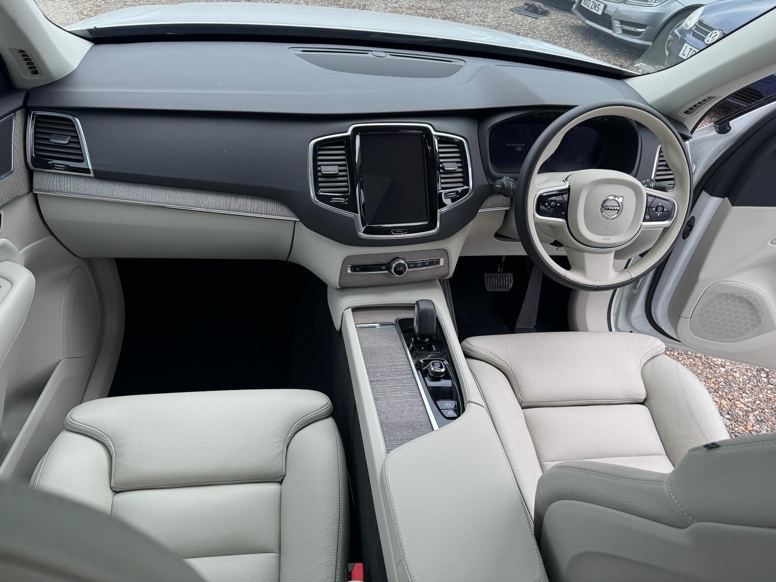 Volvo XC90 view 9