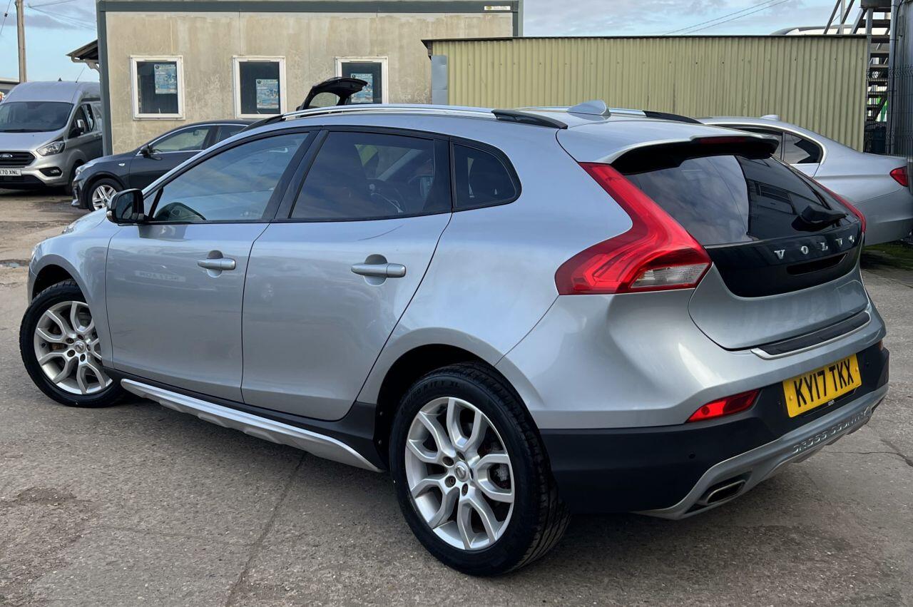 Volvo V40 Cross Country view 4