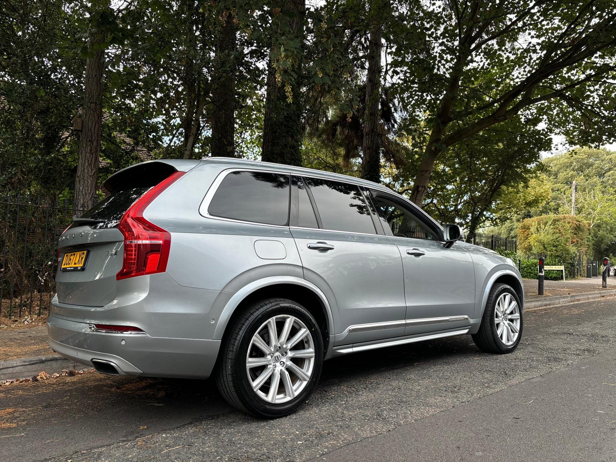 Volvo XC90 view 3
