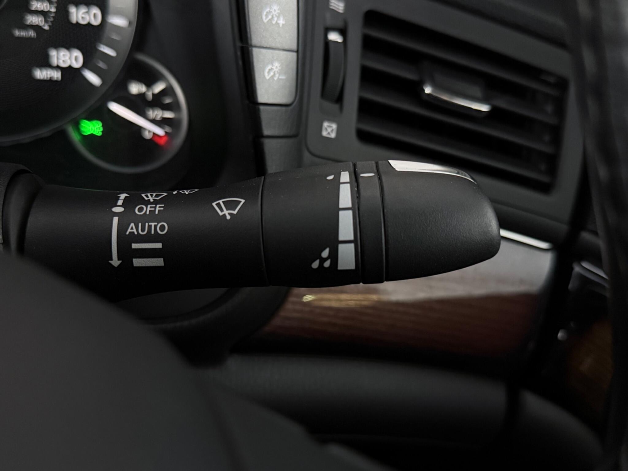 Infiniti Q70 view 19